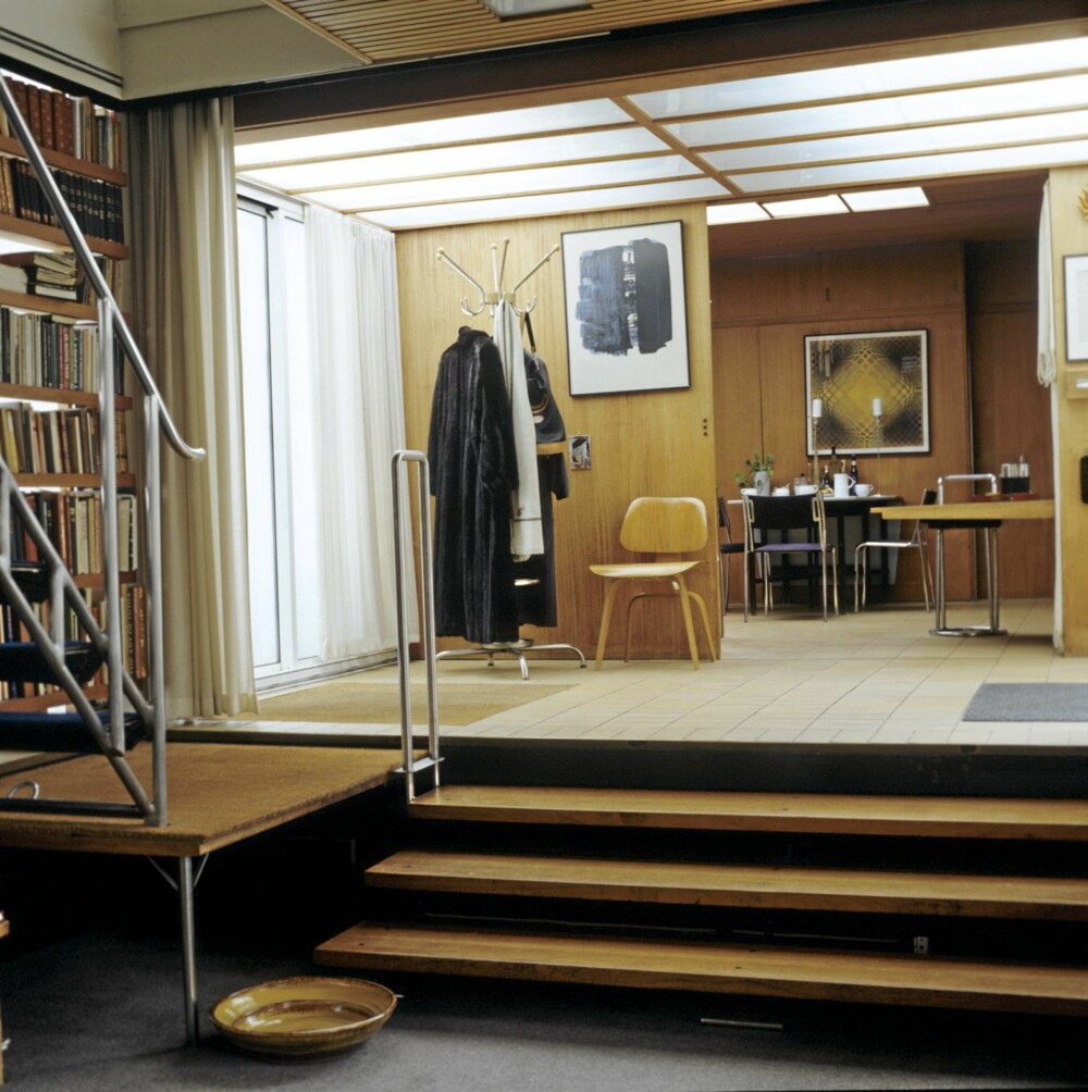 RÅ MODERNISME: Fra stuen går du tre trinn opp til hall og kjøkken. Store overlyspaneler i taket og mahognifiner på veggene. Helt fra starten i 1954 hadde dette huset varmeanlegg i alle gulv. "Plywood"-stolen er et minne fra et opphold ekteparet Prytz/Korsmo hadde i Charles og Ray Eames hjem i California. RÅ MODERNISME: Fra stuen går du tre trinn opp til hall og kjøkken. Store overlyspaneler i taket og mahognifiner på veggene. Helt fra starten i 1954 hadde dette huset varmeanlegg i alle gulv. "Plywood"-stolen er et minne fra et opphold ekteparet Prytz/Korsmo hadde i Charles og Ray Eames hjem i California.
