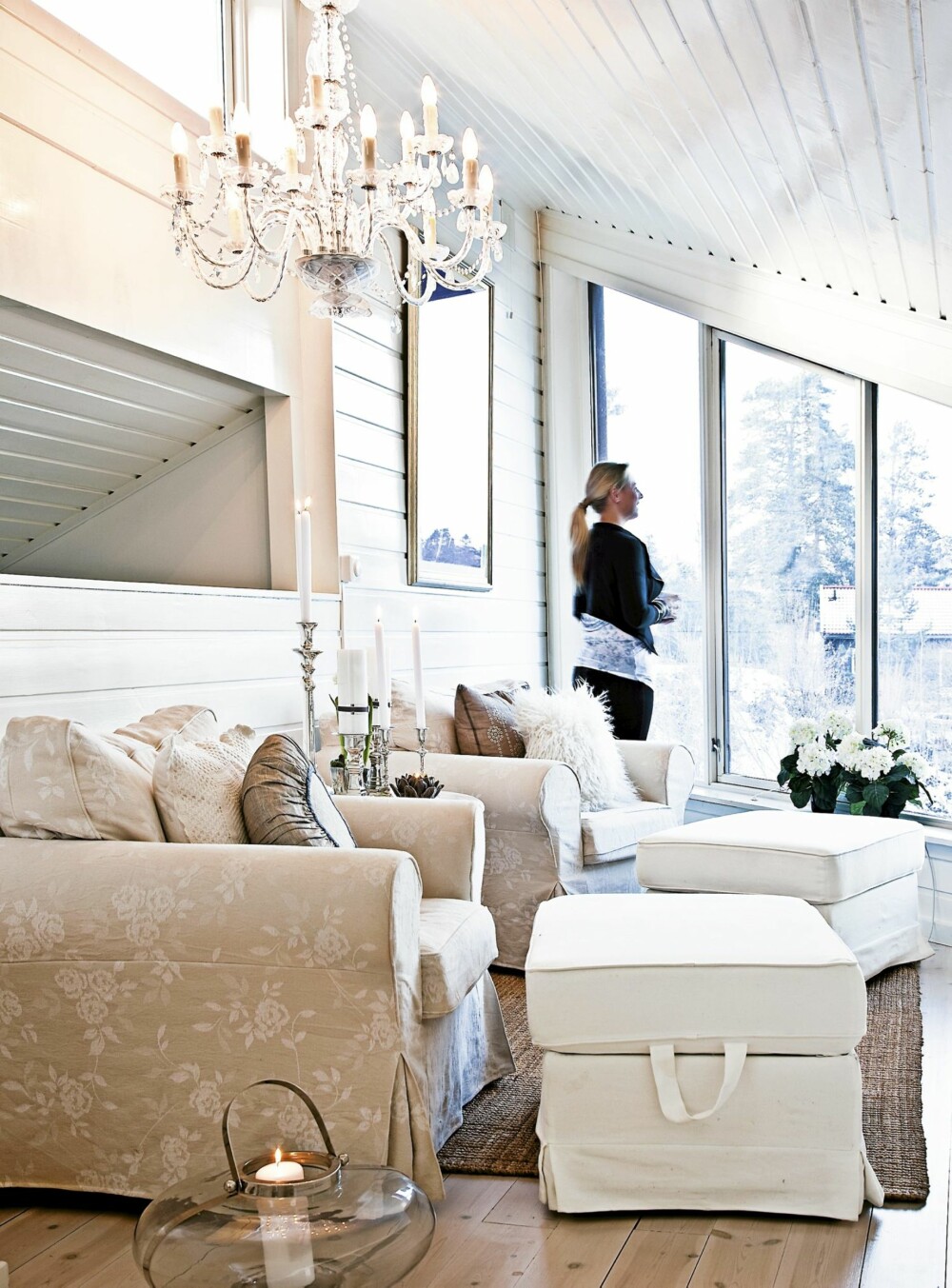 LYS KROK. I etasjen over de andre stuene er husets kosekrok . Her er det er rom for avslapning. Stoler og puffer fra Ikea. LYS KROK. I etasjen over de andre stuene er husets kosekrok . Her er det er rom for avslapning. Stoler og puffer fra Ikea.