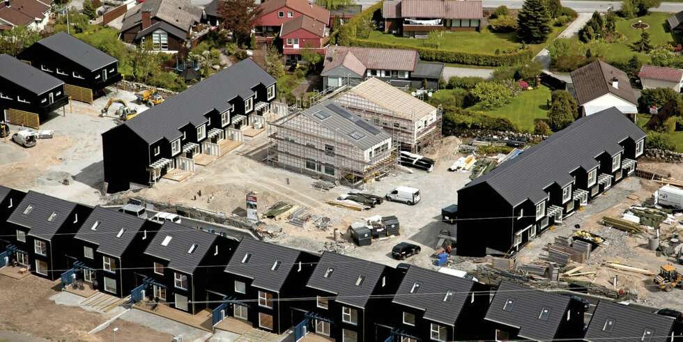DET AKTIVE MILJØHUSET BYGGES I SENTRUM: Det hevdes at testhuset Isobo fra Jadarhus med de store vinduene og solcellepanelene på taket er Norges første passivhus med aktive elementer og med avtale om levering av eventuell overskuddsenergi til andre.Huset ligger i et område med 82 andre lavenergiboliger av ulike typer. DET AKTIVE MILJØHUSET BYGGES I SENTRUM: Det hevdes at testhuset Isobo fra Jadarhus med de store vinduene og solcellepanelene på taket er Norges første passivhus med aktive elementer og med avtale om levering av eventuell overskuddsenergi til andre.Huset ligger i et område med 82 andre lavenergiboliger av ulike typer.