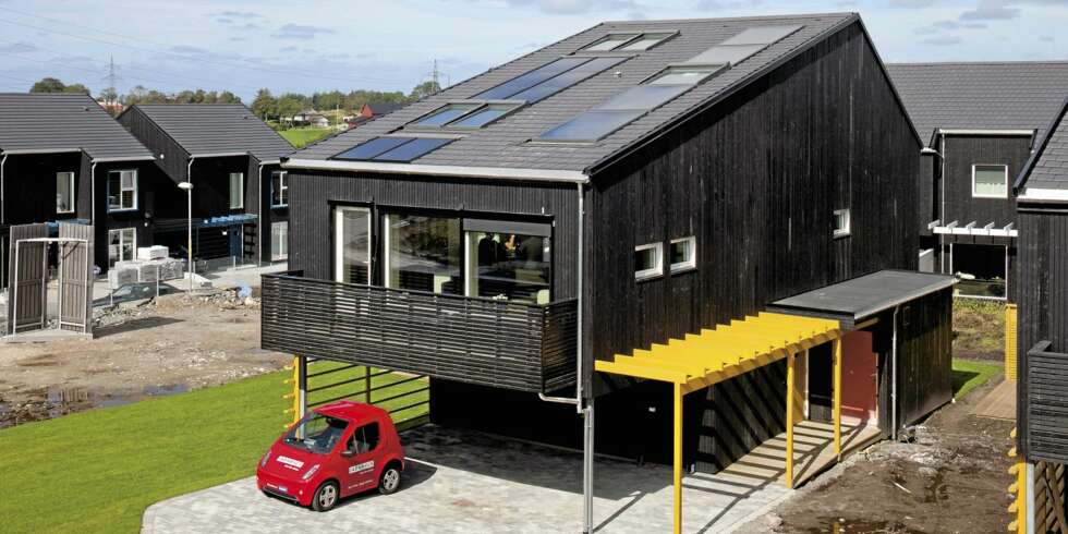 SELVBERGET MED ENERGI. Alle vinduer mot sør har utvendig solblending. Merk de store solfangerne på taket. De bidrar til å gjøre boligen nesten selvforsynt med energi. Dette huset på 180 kvm er isolert og laget slik at det får et minimum varmetap. SELVBERGET MED ENERGI. Alle vinduer mot sør har utvendig solblending. Merk de store solfangerne på taket. De bidrar til å gjøre boligen nesten selvforsynt med energi. Dette huset på 180 kvm er isolert og laget slik at det får et minimum varmetap.