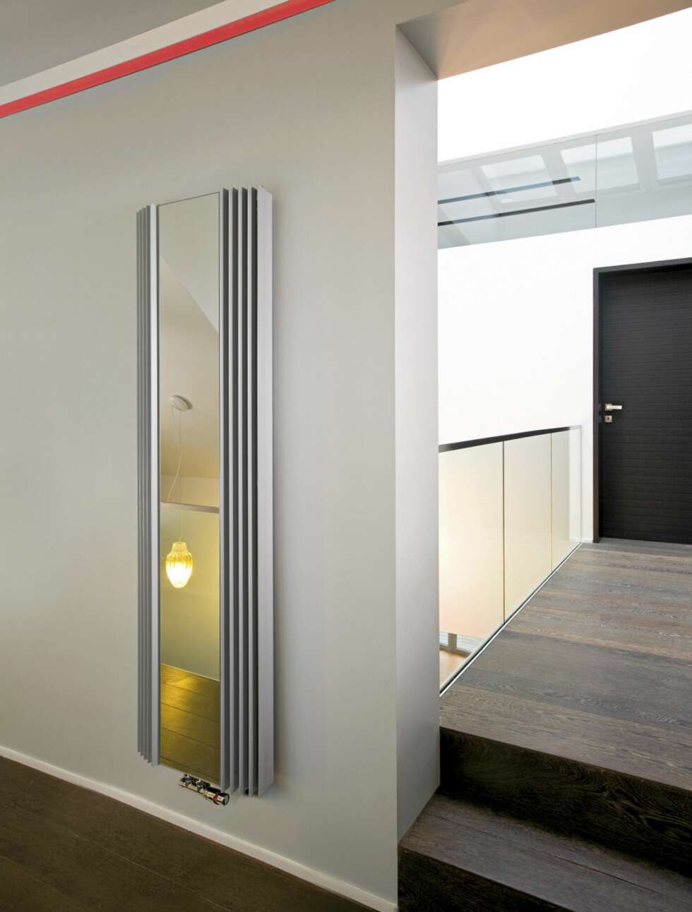 SPEIL: Denne radiatoren gjør også jobben som speil, www.lyngson.no. SPEIL: Denne radiatoren gjør også jobben som speil, www.lyngson.no.