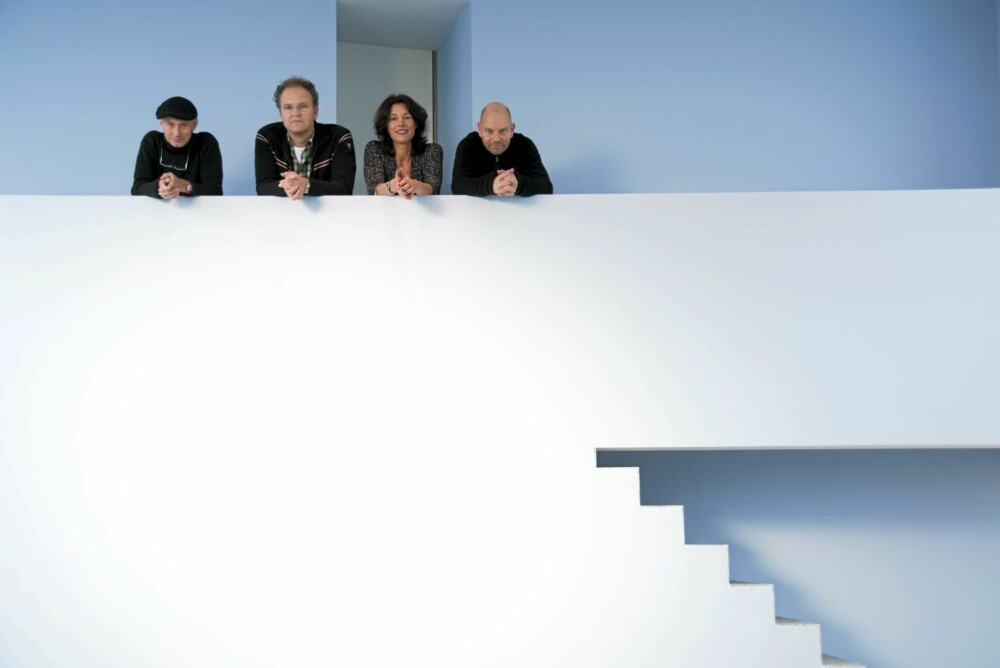 SAGTANNET TRAPP: Trappen står som en skulptur i stuerommet. Leder for Mart Van Schijndel Foundation, Natascha Drabbe mellom direktør for ICArt, Oslo Kai Sveum og designer Lars Ernst Hole. SAGTANNET TRAPP: Trappen står som en skulptur i stuerommet. Leder for Mart Van Schijndel Foundation, Natascha Drabbe mellom direktør for ICArt, Oslo Kai Sveum og designer Lars Ernst Hole.