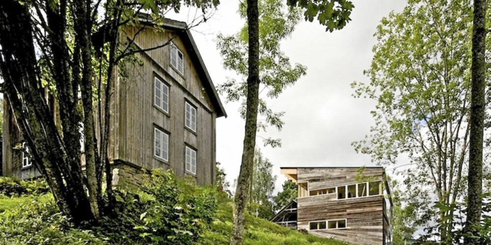 GAMMELT OG NYTT: Den gamle låven som skal rives i forgrunnen. GAMMELT OG NYTT: Den gamle låven som skal rives i forgrunnen.