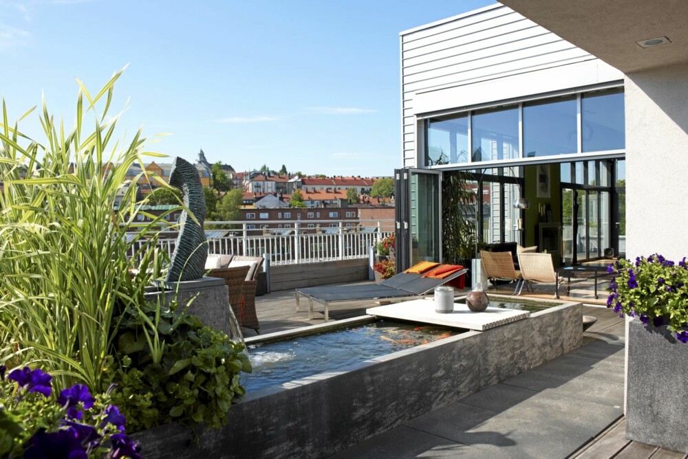 ÅPENHET. Terrassen sett inn mot leiligheten. Hagestuen har skyvedører i glass som kan åpnes opp ut mot takterrassen. Skulpturen "Nike" er lagd av Inger Sannes. ÅPENHET. Terrassen sett inn mot leiligheten. Hagestuen har skyvedører i glass som kan åpnes opp ut mot takterrassen. Skulpturen "Nike" er lagd av Inger Sannes.