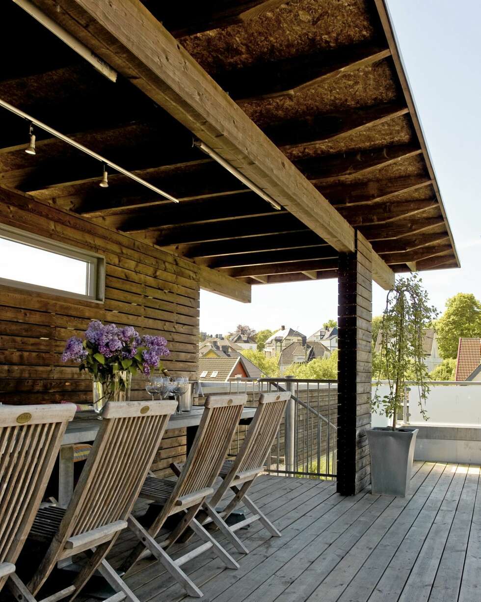 VEDLIKEHOLDSFRITT. Matrialbruken er gjennomført med treverk og stål. Vegger og lerk er kledd med sibirsk lerk, mens gulvet har trykkimpregnert og vedlikeholdsfri terrasseplank. VEDLIKEHOLDSFRITT. Matrialbruken er gjennomført med treverk og stål. Vegger og lerk er kledd med sibirsk lerk, mens gulvet har trykkimpregnert og vedlikeholdsfri terrasseplank.
