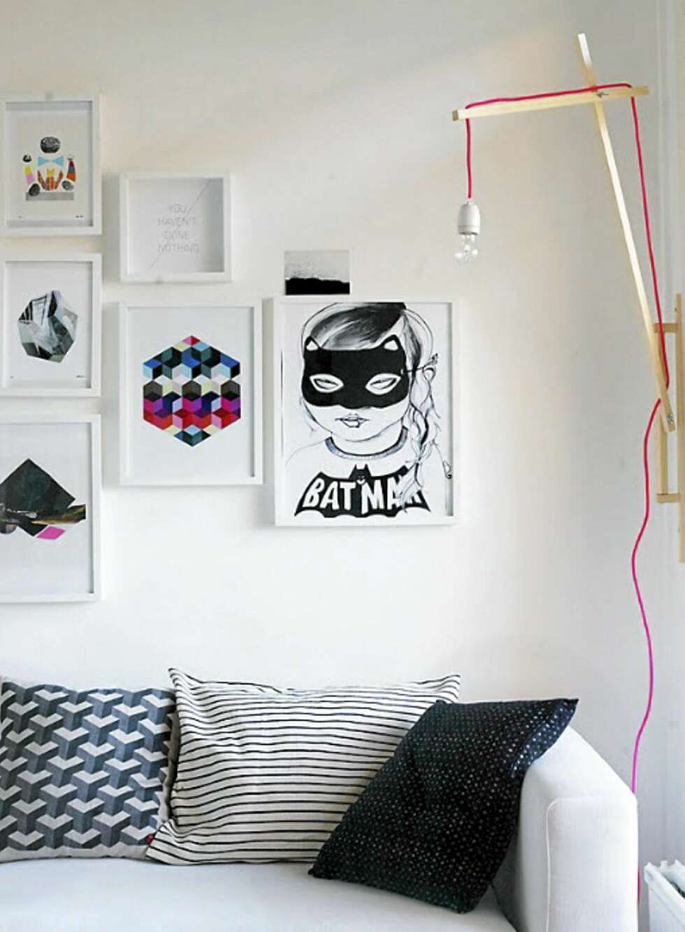 LAMPE MED SÆRPREG: Denne lampen er så tøff. En bildekollasj på veggen bak gir stua et personlig preg. LAMPE MED SÆRPREG: Denne lampen er så tøff. En bildekollasj på veggen bak gir stua et personlig preg.