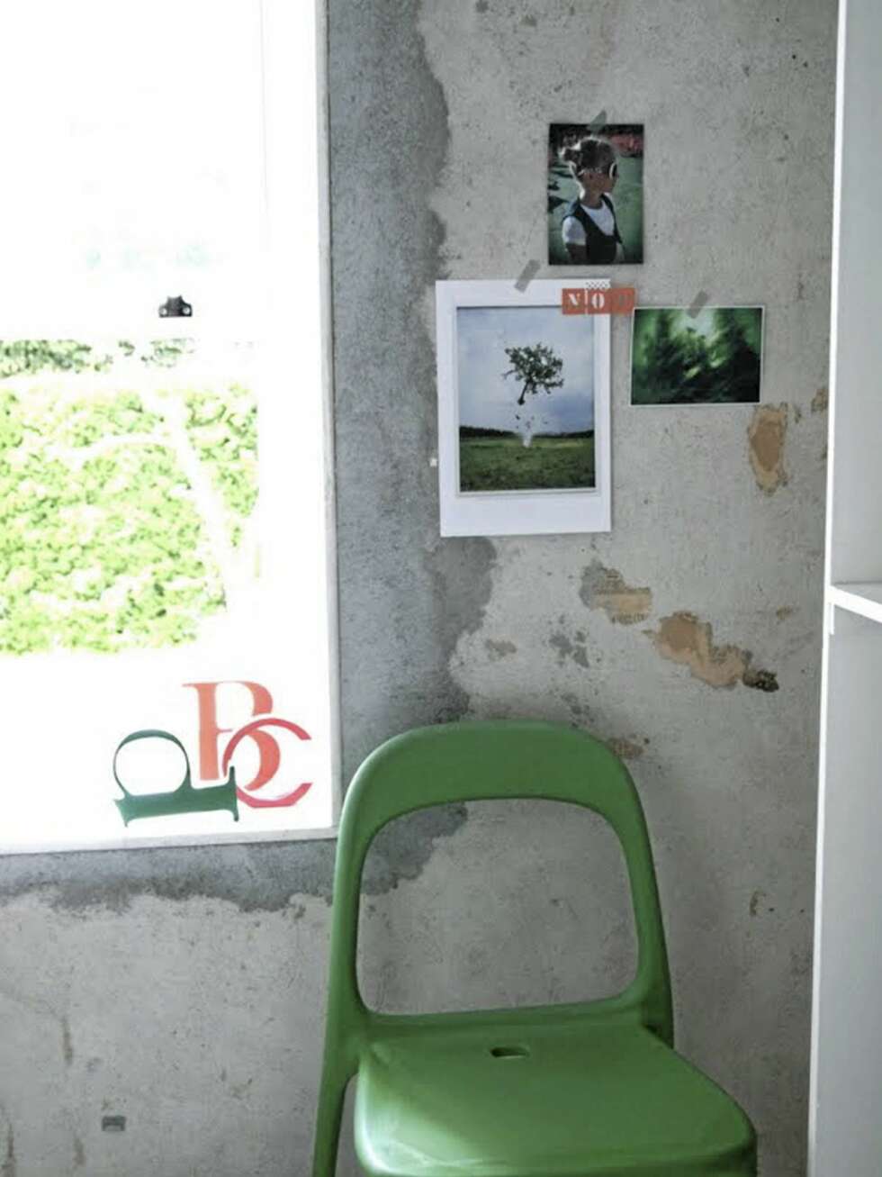 HJØRNE MED SÆRPREG: En grønn stol og noen tøffe bilder festet med tape på veggen, gir rommet særpreg. Spesielt mot den røffe veggen. HJØRNE MED SÆRPREG: En grønn stol og noen tøffe bilder festet med tape på veggen, gir rommet særpreg. Spesielt mot den røffe veggen.