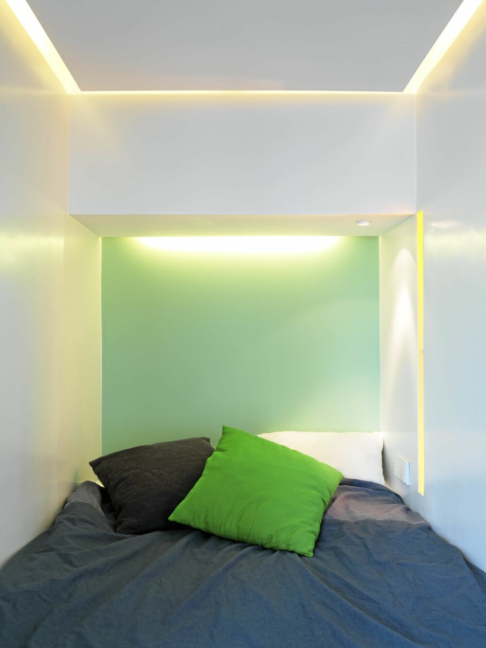 MINISOVEROM: Sovealkoven er 120 cm bred. Lyskildene er innfelt og skjult for mest mulig myk belysning. MINISOVEROM: Sovealkoven er 120 cm bred. Lyskildene er innfelt og skjult for mest mulig myk belysning.