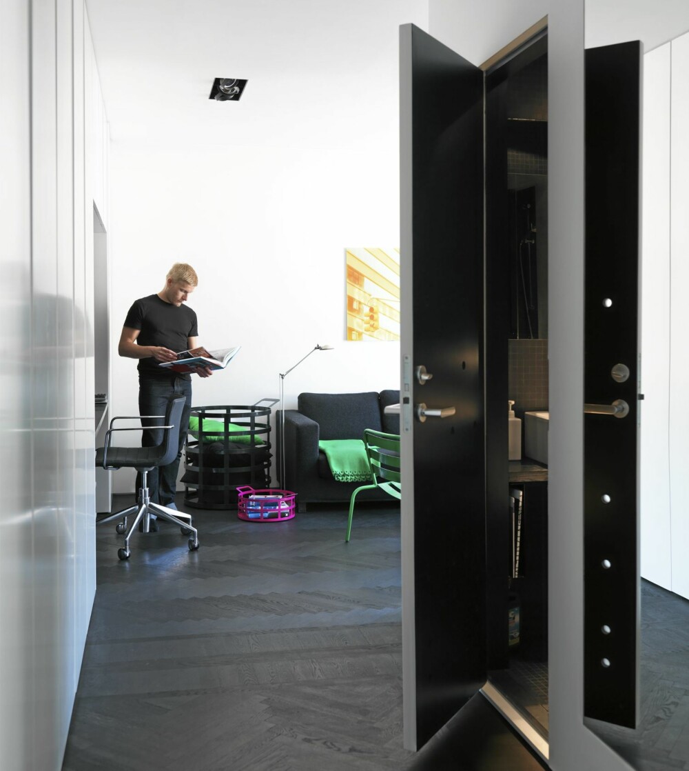 DESIGNER PÅ HJEMMEBANE: Jonas Wagell er en Sveriges mest
lovende designere. Leiligheten hans forteller noe av grunnen. DESIGNER PÅ HJEMMEBANE: Jonas Wagell er en Sveriges mest
lovende designere. Leiligheten hans forteller noe av grunnen.