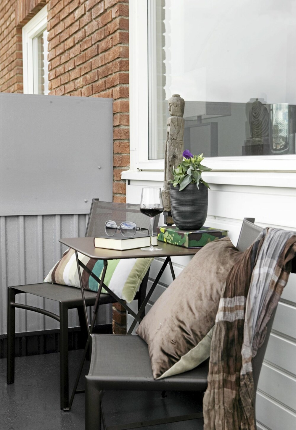 VERANDAGUD: En liten veranda har blitt møblert med et lite bord og to stoler. Her kan utsikten over byen nytes med et glass vin. Styling: Tone Kroken. VERANDAGUD: En liten veranda har blitt møblert med et lite bord og to stoler. Her kan utsikten over byen nytes med et glass vin. Styling: Tone Kroken.