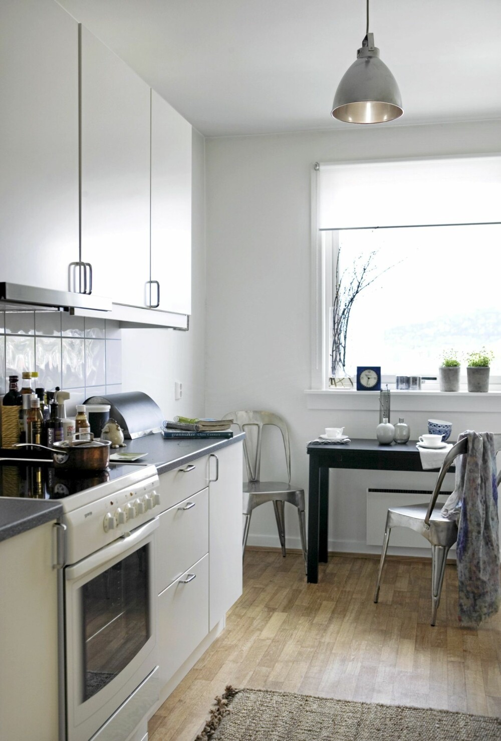 LYS INSPIRASJON: Kjøkkeninnredningen er fra Kvik, og kjøkkenstoler er fra Living. Bord fra Ikea og teppe fra Bolina. LYS INSPIRASJON: Kjøkkeninnredningen er fra Kvik, og kjøkkenstoler er fra Living. Bord fra Ikea og teppe fra Bolina.