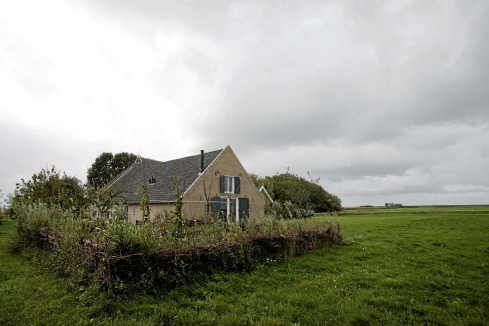 IDYLLISK: Den gamle gården ligger vakkert til med idyllisk landskap på alle kanter. Det var viktig for designerne å ha god utsikt over terrenget rundt gården. IDYLLISK: Den gamle gården ligger vakkert til med idyllisk landskap på alle kanter. Det var viktig for designerne å ha god utsikt over terrenget rundt gården.