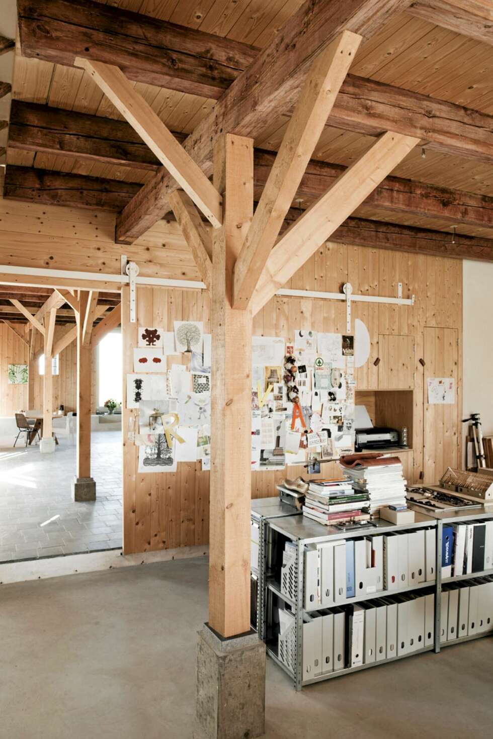 DESIGNSTUDIO: På kontoret til designerne har de en kreativ vegg til ideer og skisser. DESIGNSTUDIO: På kontoret til designerne har de en kreativ vegg til ideer og skisser.