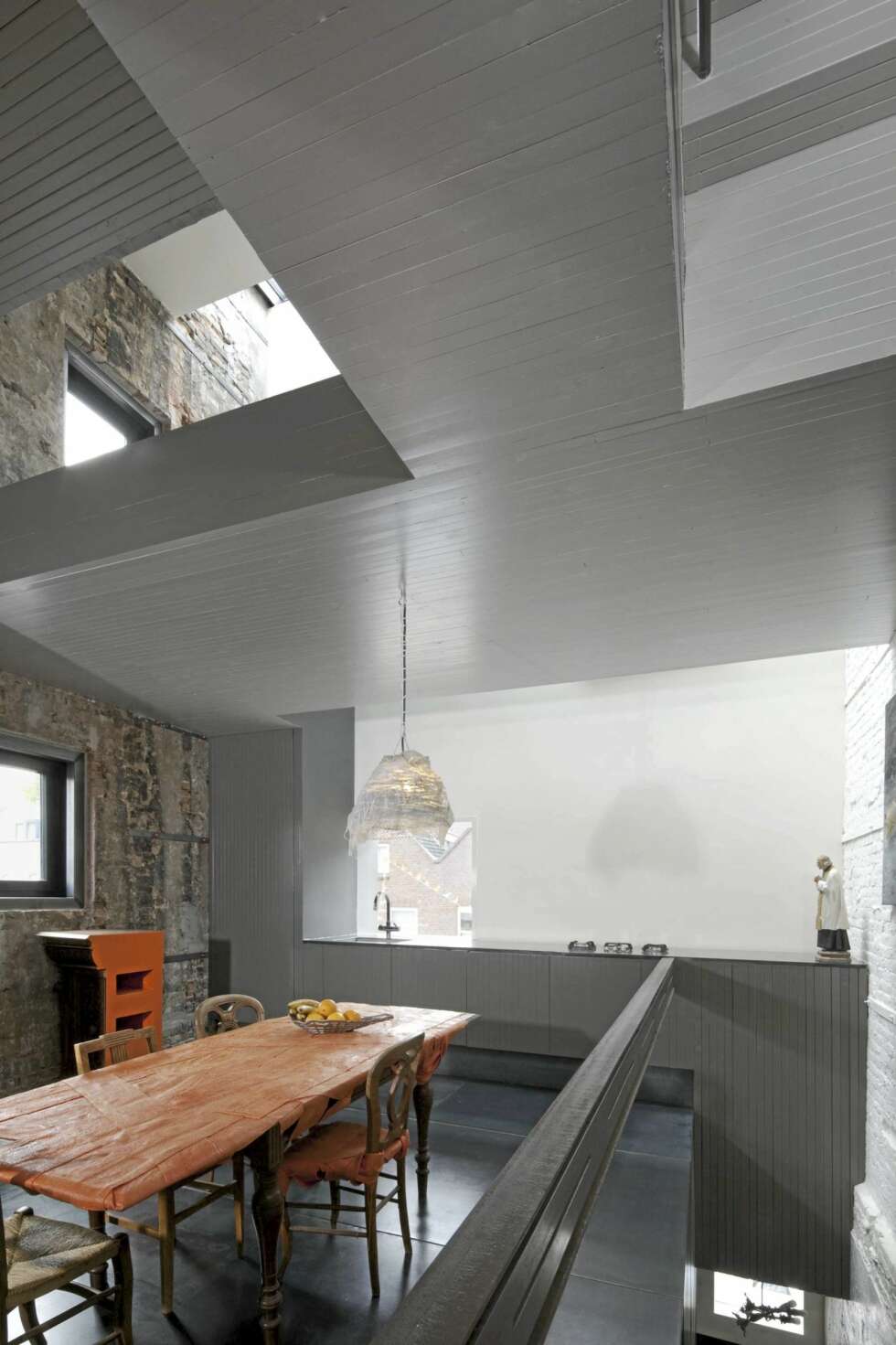ROMDELER: I midten av huset er det bygget en skulptur som fungerer som en romdeler mellom de ulike avdelingene. ROMDELER: I midten av huset er det bygget en skulptur som fungerer som en romdeler mellom de ulike avdelingene.