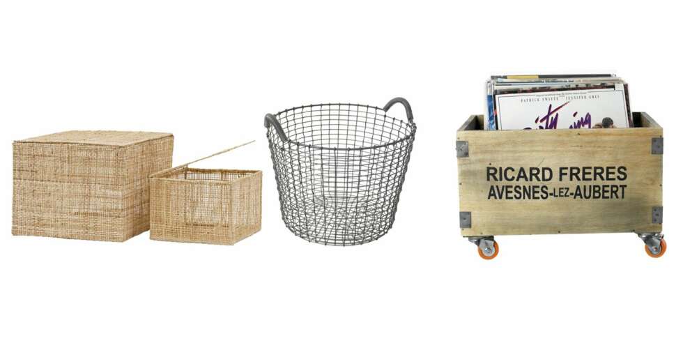 DUSE VARIANTER: (F.v) boks Burlap, kr 79/89, Granit, håndlagd kurv i stål fra Korbo, ca. kr 700, scandinaviandesigncenter.com, og trekasse på hjul, kr 585, House Doctor. DUSE VARIANTER: (F.v) boks Burlap, kr 79/89, Granit, håndlagd kurv i stål fra Korbo, ca. kr 700, scandinaviandesigncenter.com, og trekasse på hjul, kr 585, House Doctor.