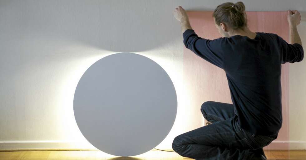 COLOUR: Undersøker fargeblanding, lys og komposisjon. Design Daniel Rybakken og Andreas Engesvik. COLOUR: Undersøker fargeblanding, lys og komposisjon. Design Daniel Rybakken og Andreas Engesvik.