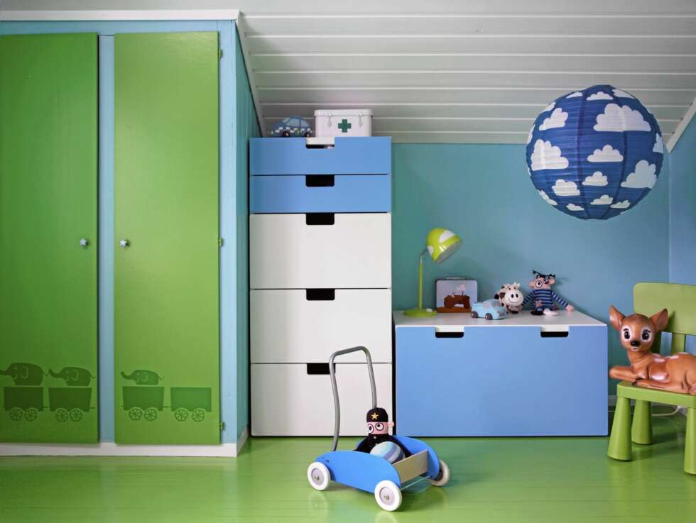 GRØNT, BLÅTT OG RYDDIG: Dette gutterommet har fått friske farger, grønt i kombinasjon med blått. Ved garderobeskapet står oppbevaringssystemet Stuva fra Ikea. Her er det satt sammen skuffer og en benk. Rislampen i taket er fra Färg og Form, og fås kjøpt hos Libertine. GRØNT, BLÅTT OG RYDDIG: Dette gutterommet har fått friske farger, grønt i kombinasjon med blått. Ved garderobeskapet står oppbevaringssystemet Stuva fra Ikea. Her er det satt sammen skuffer og en benk. Rislampen i taket er fra Färg og Form, og fås kjøpt hos Libertine.
