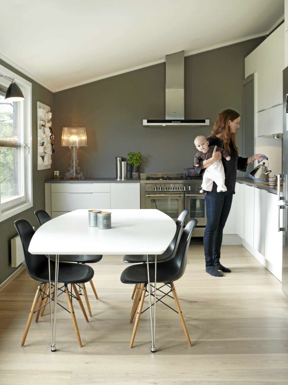SPISEKJØKKEN: Kjøkkenet fra HTH er L-formet, med overskap på den ene veggen. Familien valgte en rimelig benkeplate i laminat, og prioriterte heller en stor og eksklusiv gasskomfyr. SPISEKJØKKEN: Kjøkkenet fra HTH er L-formet, med overskap på den ene veggen. Familien valgte en rimelig benkeplate i laminat, og prioriterte heller en stor og eksklusiv gasskomfyr.