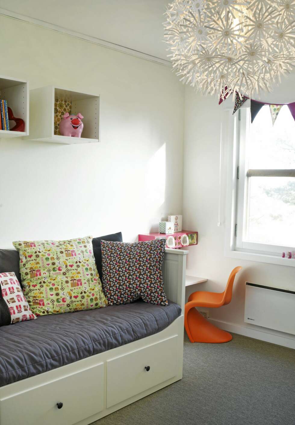 SENG FOR DAG OG NATT: En daybed med oppbevaringsskuffer under fungerer som sofa om dagen og seng om natten. Vegg-til-vegg-teppet gjør det lunere for barna å leke på gulvet. SENG FOR DAG OG NATT: En daybed med oppbevaringsskuffer under fungerer som sofa om dagen og seng om natten. Vegg-til-vegg-teppet gjør det lunere for barna å leke på gulvet.