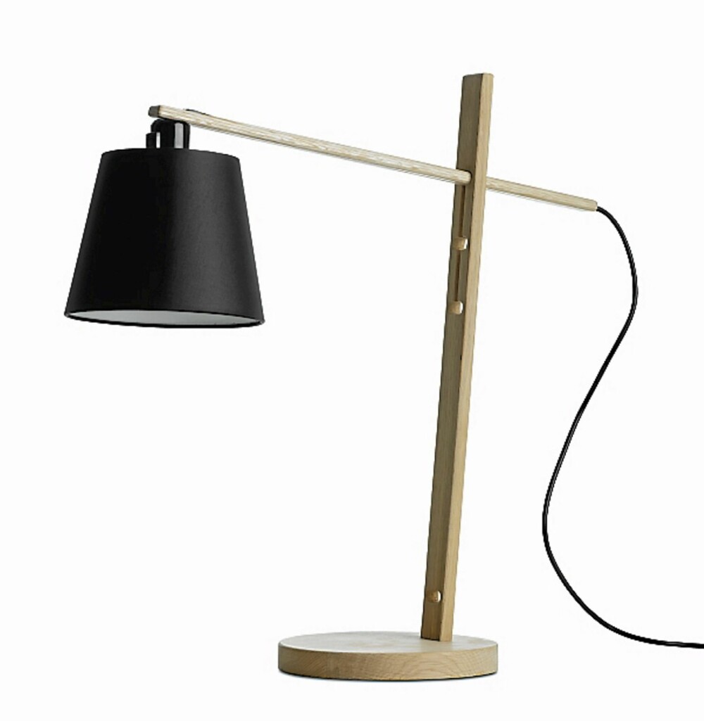 Bordlampe i tre fra Bo Concept, kr 1595. Bordlampe i tre fra Bo Concept, kr 1595.