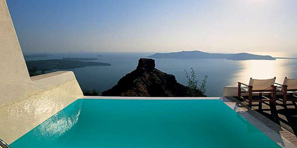 HOTELL PÅ SANTORINI: Santorini er kjent for vakker solnedgang som kan nytes fra de pittoreske byene. HOTELL PÅ SANTORINI: Santorini er kjent for vakker solnedgang som kan nytes fra de pittoreske byene.