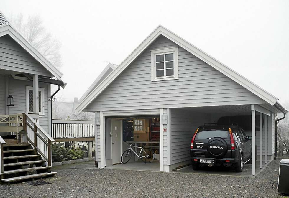 TREDOBBEL FUNKSJON. Den gamle, trange garasjen ble revet og en ny satt opp. I den fikk familien plass til praktisk verksted, oppbevaring, carport og lekerom på loftet. TREDOBBEL FUNKSJON. Den gamle, trange garasjen ble revet og en ny satt opp. I den fikk familien plass til praktisk verksted, oppbevaring, carport og lekerom på loftet.