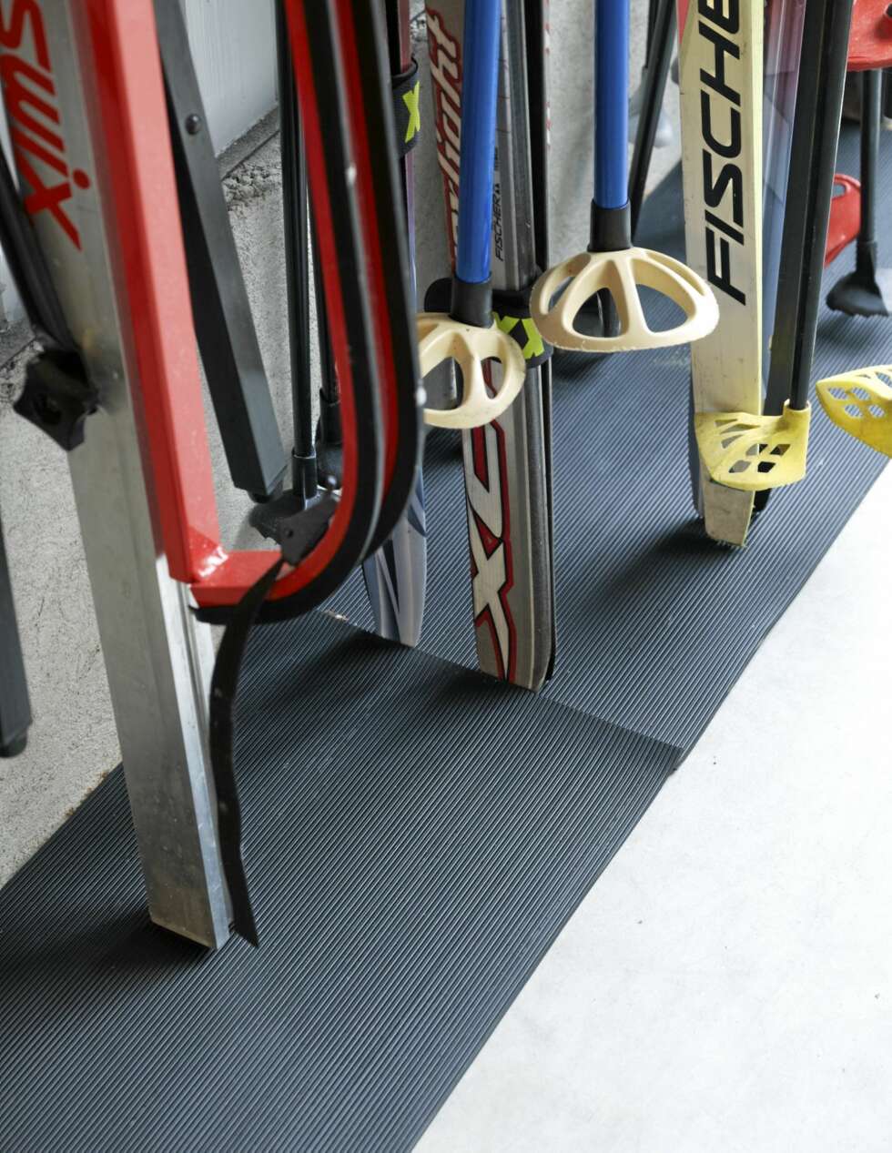 GUMMIMATTE. En gummimatte er delt i to fungerer som underlag for skiene. Da blir de ikke ødelagt under lagring eller når de taes inn og ut gjennom vinteren. GUMMIMATTE. En gummimatte er delt i to fungerer som underlag for skiene. Da blir de ikke ødelagt under lagring eller når de taes inn og ut gjennom vinteren.