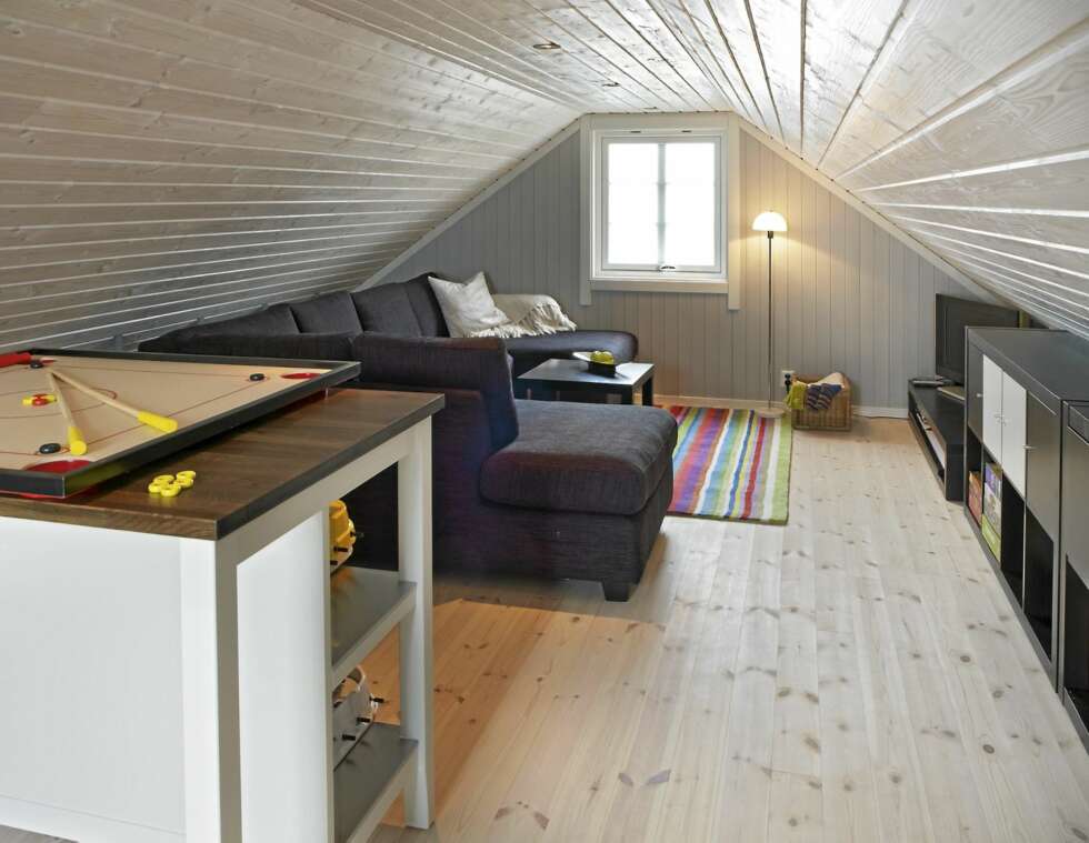 LAVT UNDER SKRÅTAKET. Oppholdsrommet regnes ikke som boligrom og det er kun 1,87 meter under taket. Plassen under skråtaket er godt utnyttet, også bak sofaen er det oppbevaringshyller. Furugulvet fra Siljan er hvitvokset. LAVT UNDER SKRÅTAKET. Oppholdsrommet regnes ikke som boligrom og det er kun 1,87 meter under taket. Plassen under skråtaket er godt utnyttet, også bak sofaen er det oppbevaringshyller. Furugulvet fra Siljan er hvitvokset.