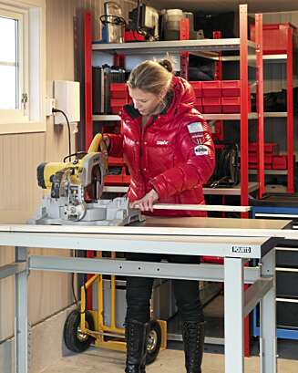FINGERFERDIG. Helle Huseby ved arbeidsbord fra Norlag. Bordplaten er i stål, den er stabil og lett å holde ren. Bordet er justerbart slik at det passer for hele familien. I vinterhalvåret får hagebordet plass under benken. FINGERFERDIG. Helle Huseby ved arbeidsbord fra Norlag. Bordplaten er i stål, den er stabil og lett å holde ren. Bordet er justerbart slik at det passer for hele familien. I vinterhalvåret får hagebordet plass under benken.