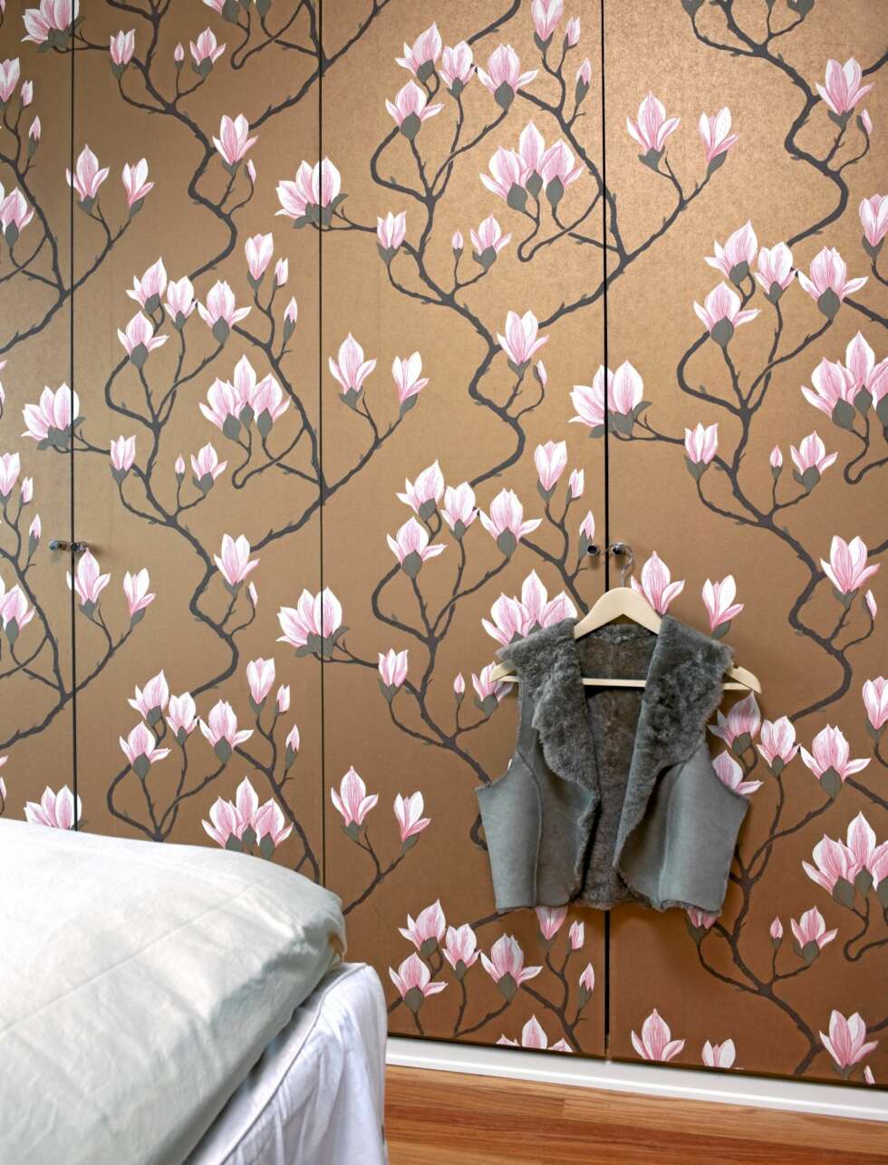 KREATIV KNOPPSKYTING. Tapetet Magnolia fra Cole & Son gir fornemmelse av japansk vår. Tapetet dekker innebygde kleskap som er montert langs hele veggen. KREATIV KNOPPSKYTING. Tapetet Magnolia fra Cole & Son gir fornemmelse av japansk vår. Tapetet dekker innebygde kleskap som er montert langs hele veggen.