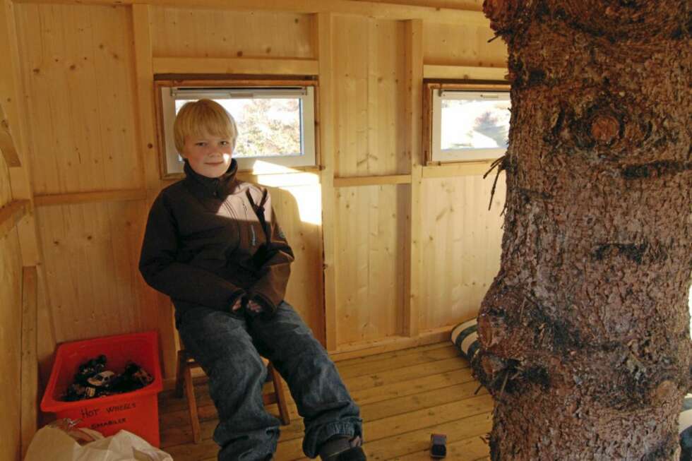 Gutteklubb: Rommet i hytta ble stort så her samler Fredrik vennene sine. Gutteklubb: Rommet i hytta ble stort så her samler Fredrik vennene sine.