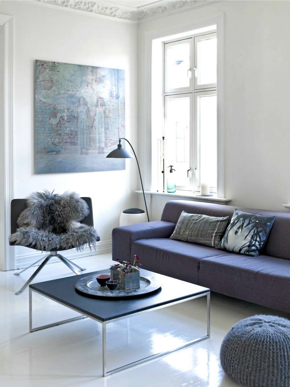 KJØLIGE TONER, VARME TEKSTUR: Fargene i stuen er holdt i blålige
og grønne nyanser. Sauefellen og den grovstrikkede puffen luner. Sofa og bord fra Bolia, lenestolen Wave er fra Tonon. Puter fra By nord, gulvlampen fra en liten interiørbutikk i Kristiansand. Fotografiet er ved Anja Niemi. KJØLIGE TONER, VARME TEKSTUR: Fargene i stuen er holdt i blålige
og grønne nyanser. Sauefellen og den grovstrikkede puffen luner. Sofa og bord fra Bolia, lenestolen Wave er fra Tonon. Puter fra By nord, gulvlampen fra en liten interiørbutikk i Kristiansand. Fotografiet er ved Anja Niemi.
