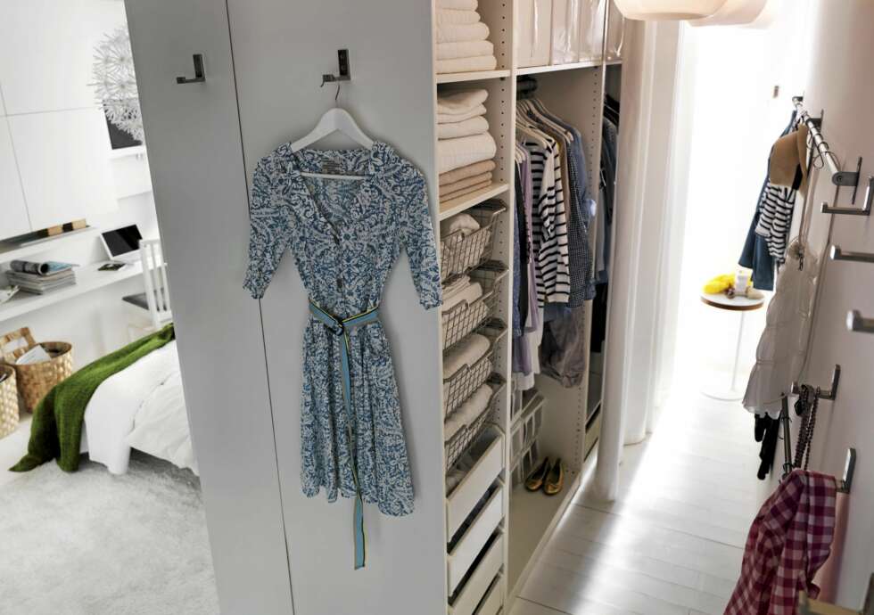 UTEN GARDEROBE: Kanskje du ikke har rom for en garderobe. Heng det opp på veggen. Bort fra gulvet, lyder rådet. På hvilke måter plassen er begrenset, varierer fra hjem til hjem, men for alle hjem er det mye å tjene på smart og økonomisk tenkning når det gjelder plass, mener IKEA. UTEN GARDEROBE: Kanskje du ikke har rom for en garderobe. Heng det opp på veggen. Bort fra gulvet, lyder rådet. På hvilke måter plassen er begrenset, varierer fra hjem til hjem, men for alle hjem er det mye å tjene på smart og økonomisk tenkning når det gjelder plass, mener IKEA.