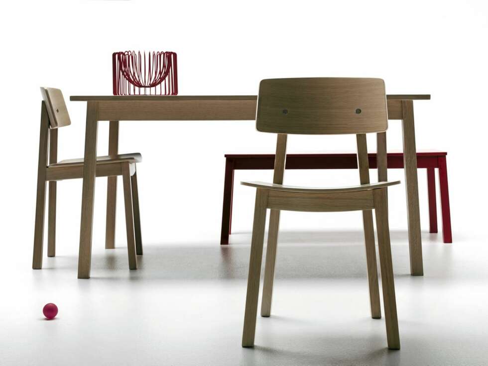 MODEREN SVENSK STIL: Nyt maten med moderne svensk stil. Bland rødsjatteringene og eik med stilen i et moderne kjøkken. Spisebordet TRANETORP i hvitbeiset eik kan absolutt bli en vinner i år. Benken og stolen er kalt SIGURD. TRANETORP spisebord koster 1.795 kroner. MODEREN SVENSK STIL: Nyt maten med moderne svensk stil. Bland rødsjatteringene og eik med stilen i et moderne kjøkken. Spisebordet TRANETORP i hvitbeiset eik kan absolutt bli en vinner i år. Benken og stolen er kalt SIGURD. TRANETORP spisebord koster 1.795 kroner.