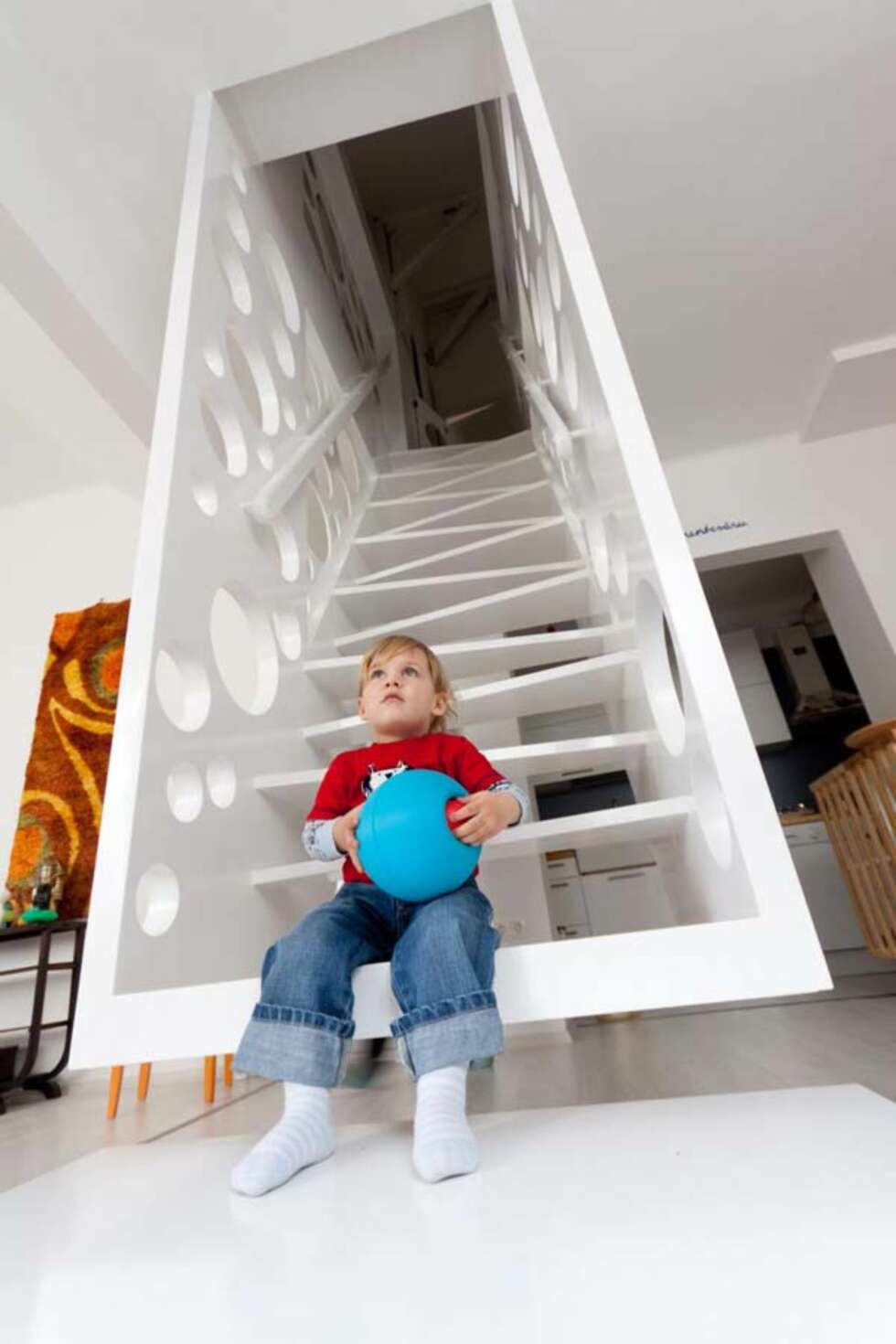 LEKEPLASS: Husets to barn synes det er stas med den kule trappen. LEKEPLASS: Husets to barn synes det er stas med den kule trappen.