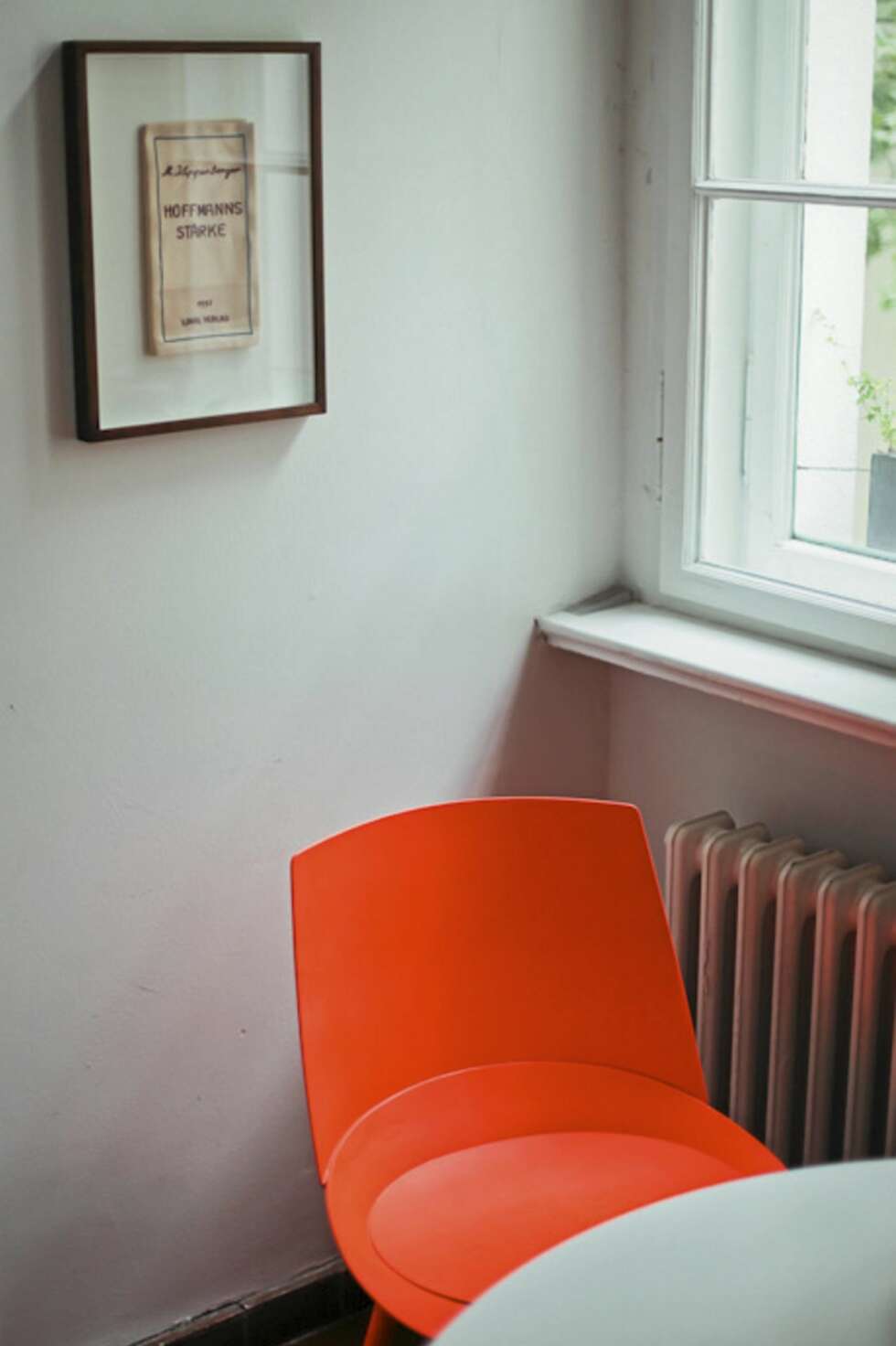 FARGEKLATT: Den oransje stolen er en skikkelig fargeklatt i det lyse rommet. FARGEKLATT: Den oransje stolen er en skikkelig fargeklatt i det lyse rommet.