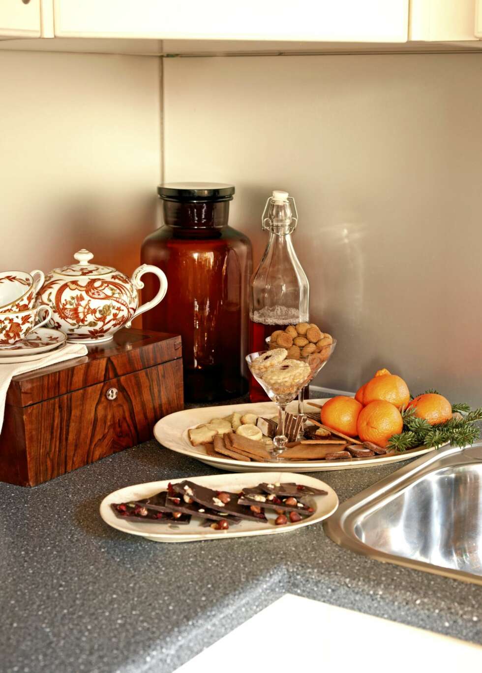 NY FUNKSJON: Gamle ting skal brukes, ikke stues bort, mener Tim. Antikke champagneglass brukes som serveringsskåler for småkaker og sjokolade. Kaffeservise fra Rosenthal. NY FUNKSJON: Gamle ting skal brukes, ikke stues bort, mener Tim. Antikke champagneglass brukes som serveringsskåler for småkaker og sjokolade. Kaffeservise fra Rosenthal.