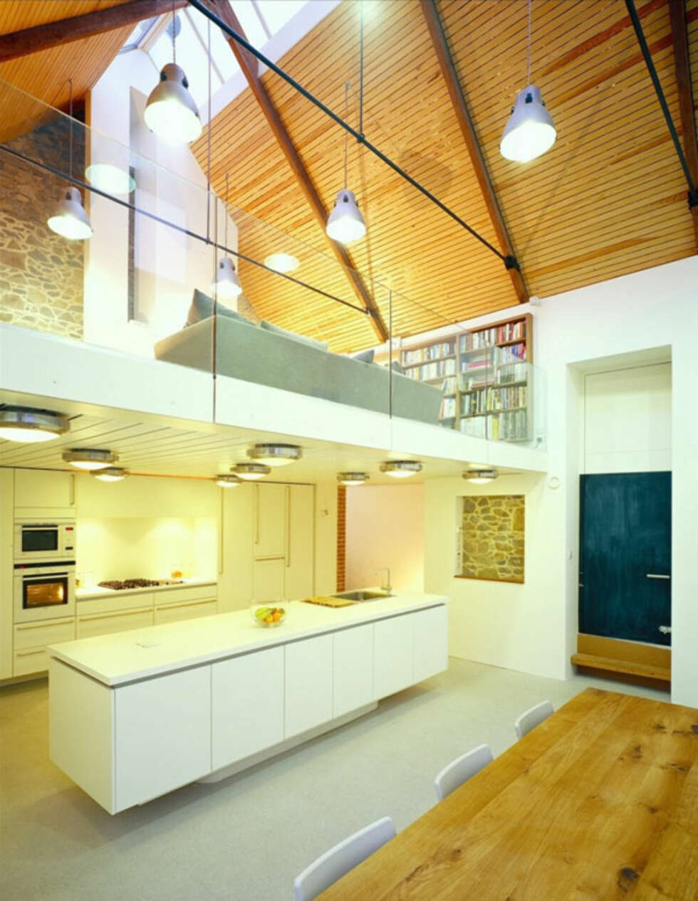 NATURLIG: Det var viktig for arkitektene å gjenbruke så mye av den gamle låven som mulig. Det meste av stein som er brukt er tatt direkte fra husets originale bygg. NATURLIG: Det var viktig for arkitektene å gjenbruke så mye av den gamle låven som mulig. Det meste av stein som er brukt er tatt direkte fra husets originale bygg.
