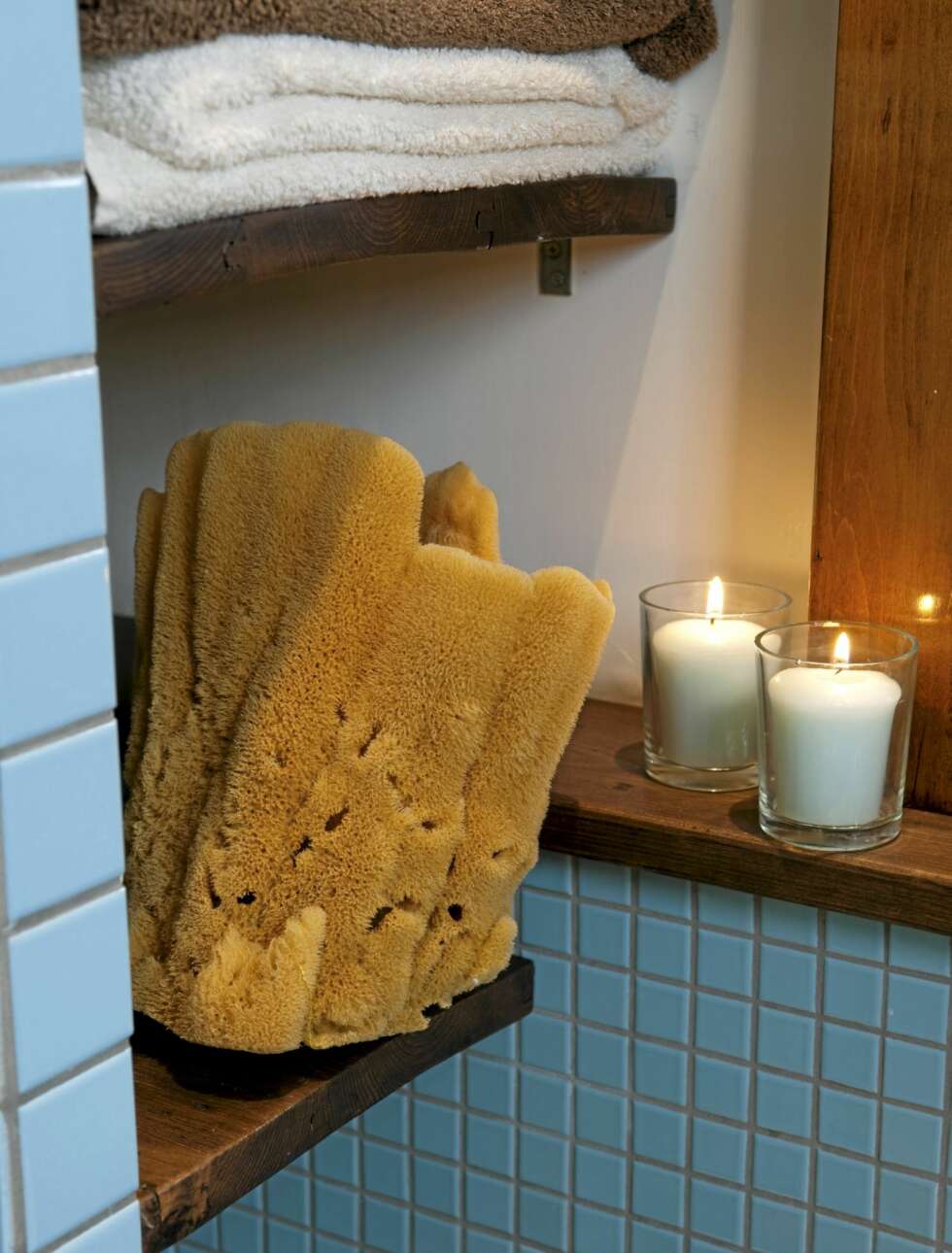 GJENBRUK OG NATUR: Hyllene er lagd av rupanel som ble revet i stua. Natursvampen er fra Ha det på badet. GJENBRUK OG NATUR: Hyllene er lagd av rupanel som ble revet i stua. Natursvampen er fra Ha det på badet.