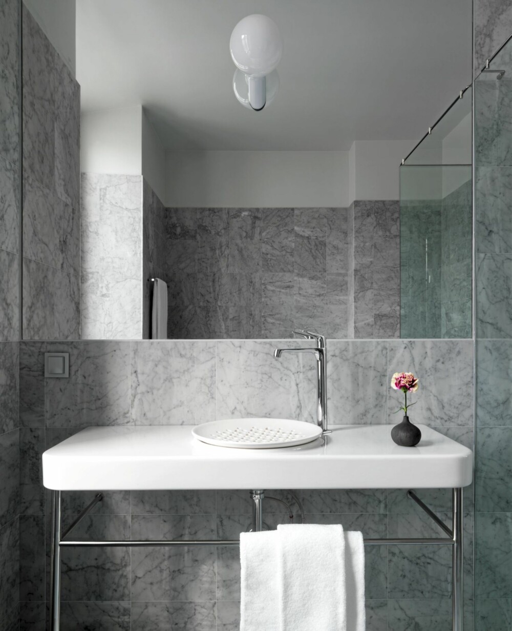 REN NYTELSE: Badet på Nobis hotel er kledd i Carrara-marmor på gulv og vegger. Servanten Water Jewels, designet av Matteo Thun for Vitra, blandebatteriet Axor Citterio fra Hans Grohe. Toalett og badekar i serien D-code fra Duravit. REN NYTELSE: Badet på Nobis hotel er kledd i Carrara-marmor på gulv og vegger. Servanten Water Jewels, designet av Matteo Thun for Vitra, blandebatteriet Axor Citterio fra Hans Grohe. Toalett og badekar i serien D-code fra Duravit.