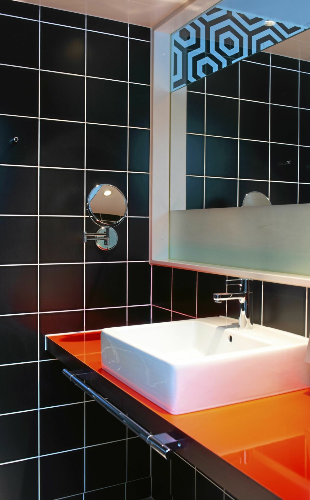 FARGER OG FOLIE: Den fargesterke topplaten gir energi og
karakter til badet. Platen er fra Formica, servanten fra Duravit og flisene fra Marazzi. FARGER OG FOLIE: Den fargesterke topplaten gir energi og
karakter til badet. Platen er fra Formica, servanten fra Duravit og flisene fra Marazzi.