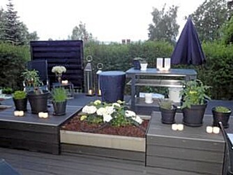 TERRASSEKASSE: Den tradisjonelle balkongkassen i betong er kledd med tre slik at det er blitt sitteplasser på sidene. TERRASSEKASSE: Den tradisjonelle balkongkassen i betong er kledd med tre slik at det er blitt sitteplasser på sidene.
