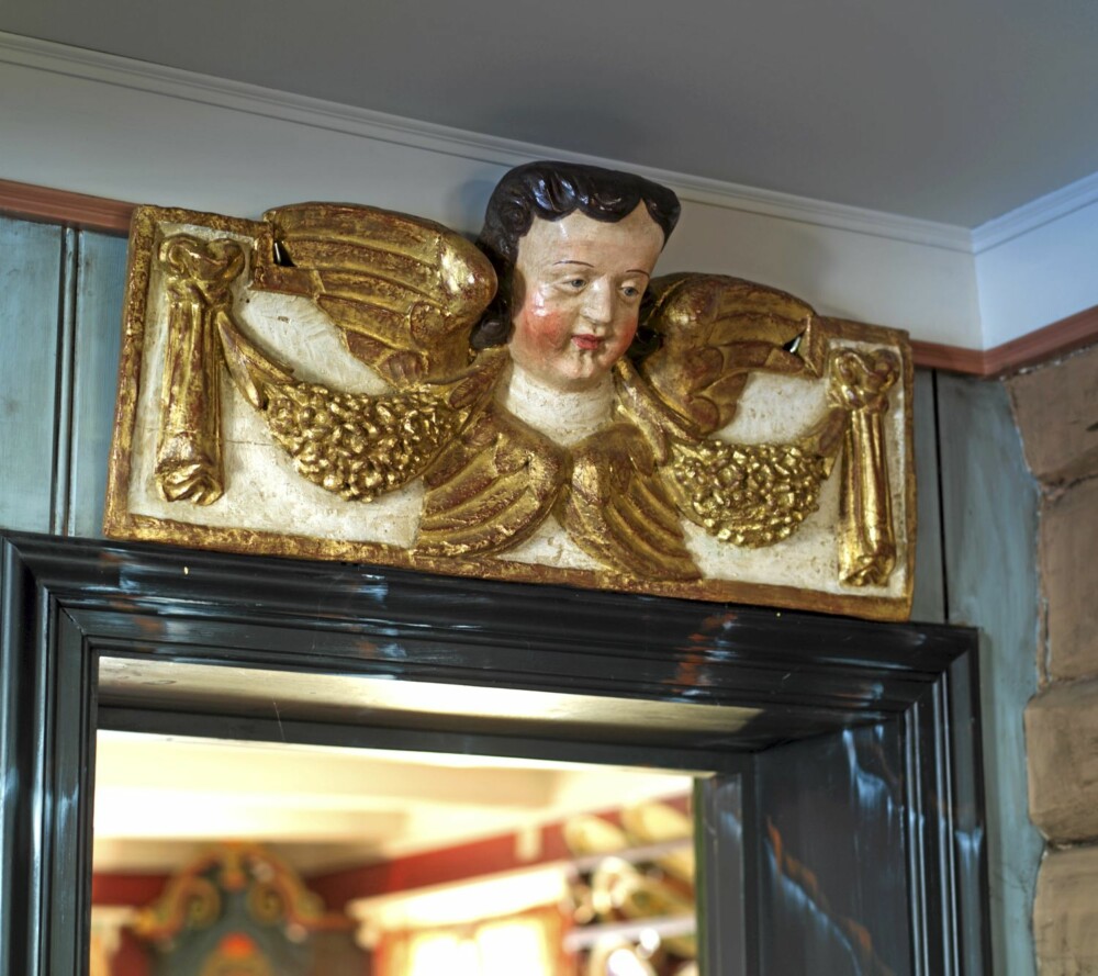 DØRÅPNER: Englen i gangen vokter stuen. Den er er malt av en fransk konservator etter forbilder fra Paris. DØRÅPNER: Englen i gangen vokter stuen. Den er er malt av en fransk konservator etter forbilder fra Paris.