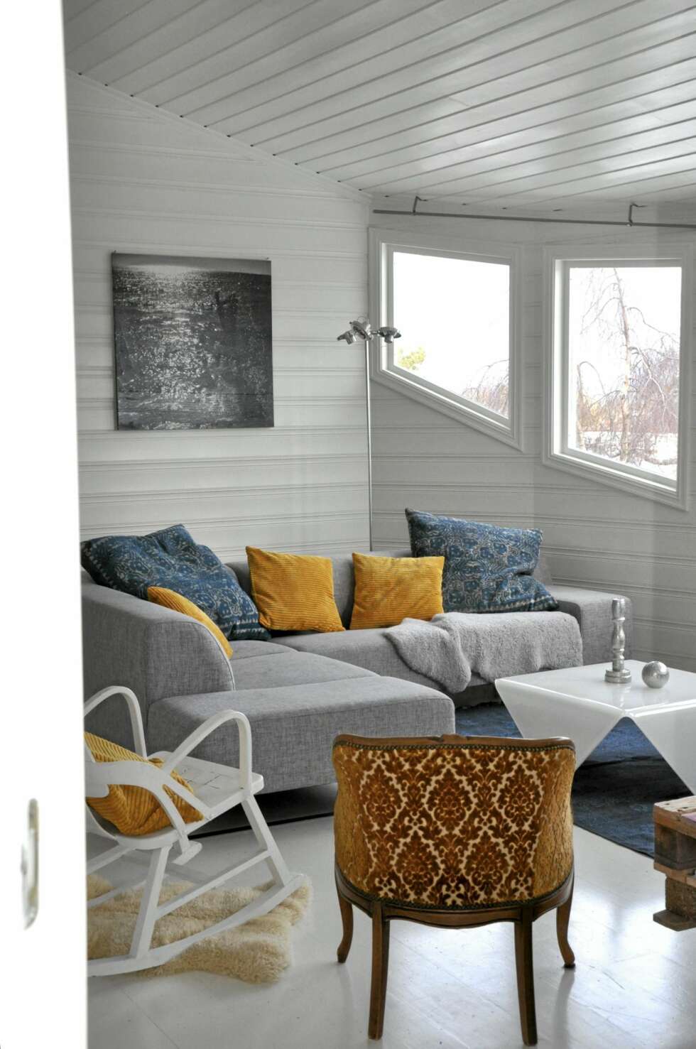 Loftstuen er preget av okergule detaljer. Loftstuen er preget av okergule detaljer.