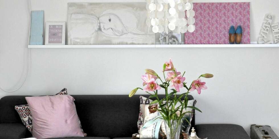 Stuen er preget av rosa fargeklatter. Stuen er preget av rosa fargeklatter.