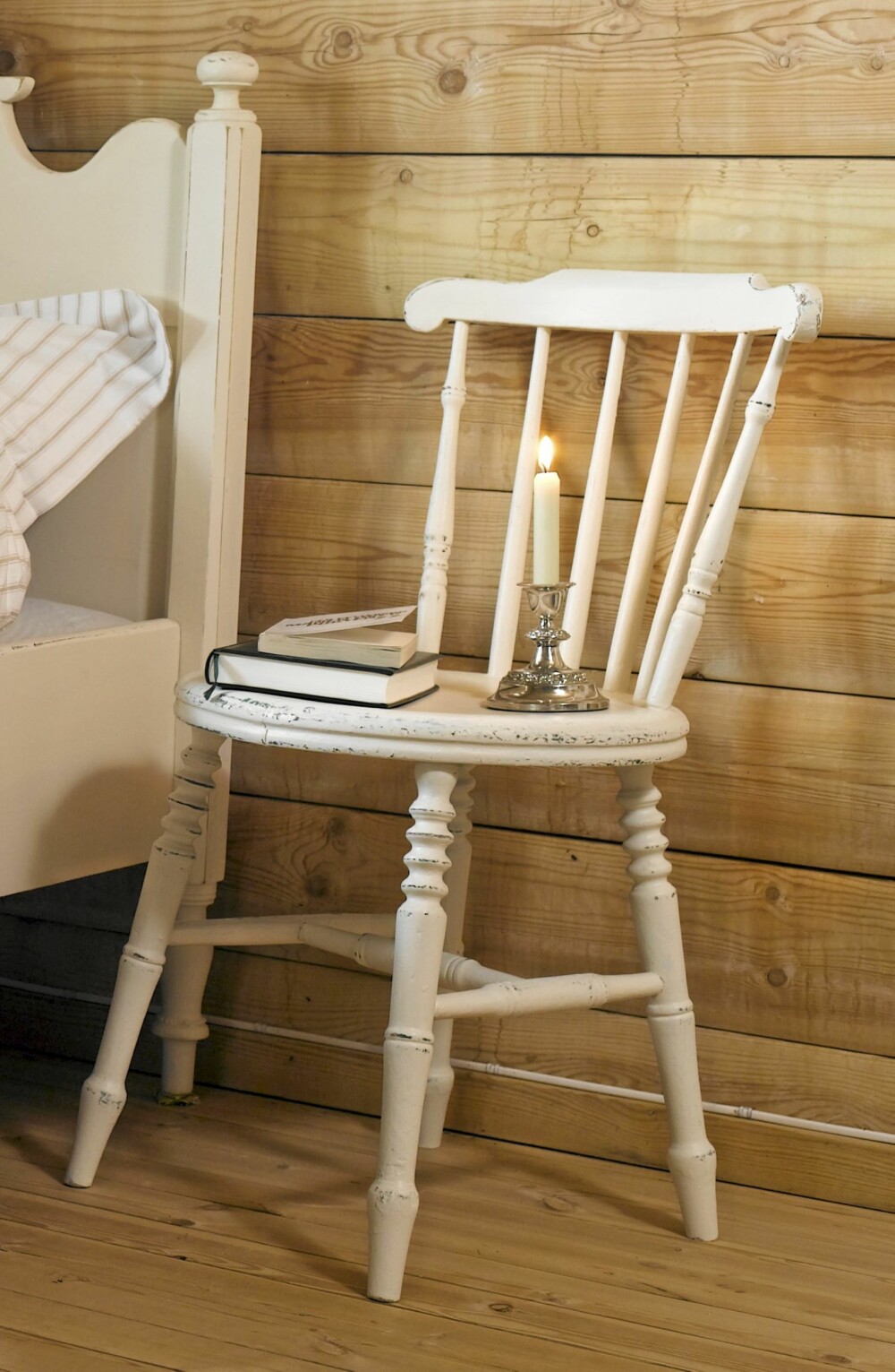 SHABBY STOL: Ønsker du et shabby og landlig uttrykk på møblene dine kan du pusse kantene med sandpapir etter at den hvite malingen har tørket. Denne er pusset opp av langstad.no SHABBY STOL: Ønsker du et shabby og landlig uttrykk på møblene dine kan du pusse kantene med sandpapir etter at den hvite malingen har tørket. Denne er pusset opp av langstad.no