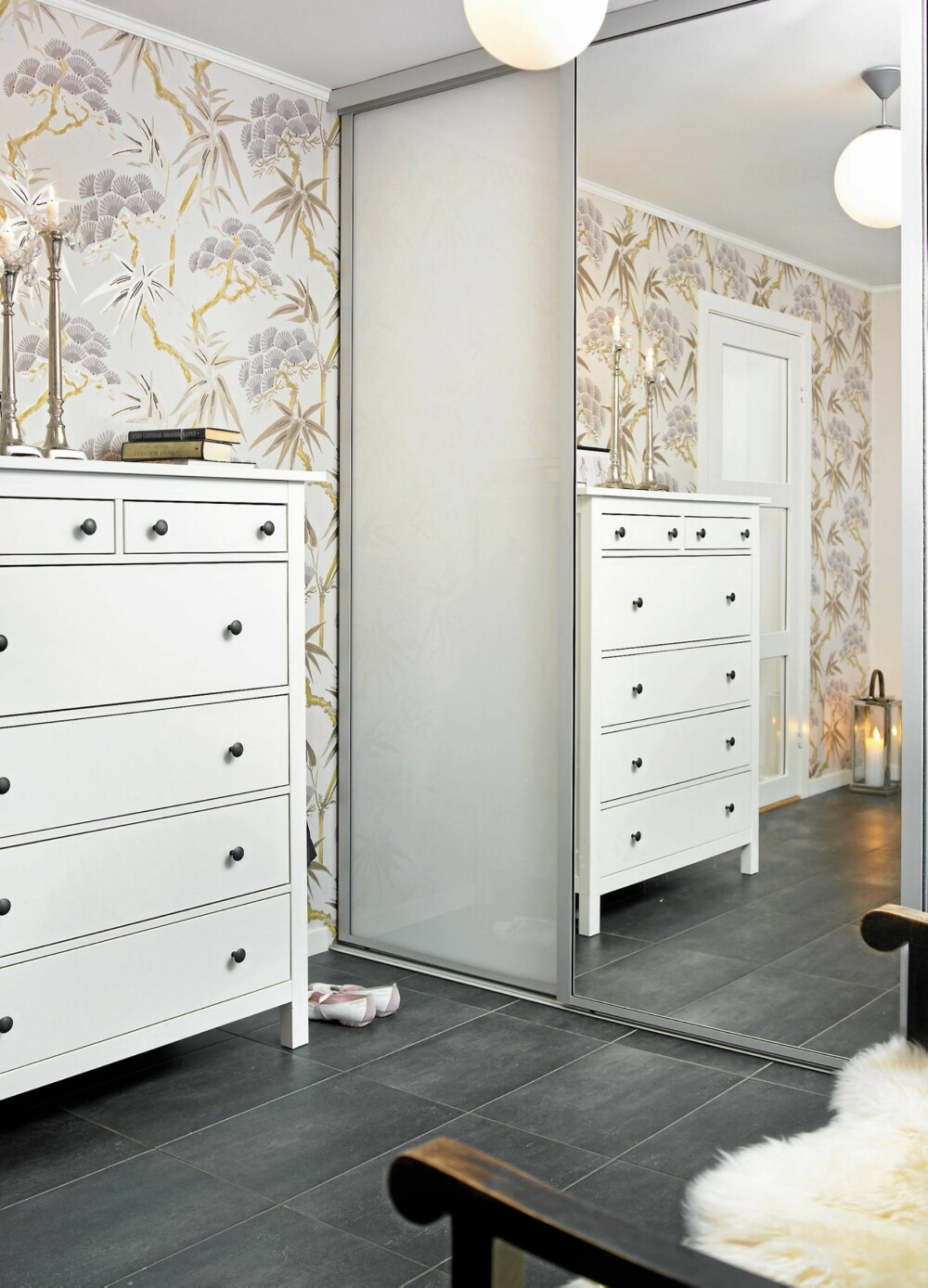 KOMMODEPLASS. Den store kommoden Hemnes fra Ikea, rommer skjerf, sokker, lue og votter for store og små. Hvert familiemedlem har sin skuff. Garderobe fra Garderobemannen. Pendel fra Bauhaus. KOMMODEPLASS. Den store kommoden Hemnes fra Ikea, rommer skjerf, sokker, lue og votter for store og små. Hvert familiemedlem har sin skuff. Garderobe fra Garderobemannen. Pendel fra Bauhaus.