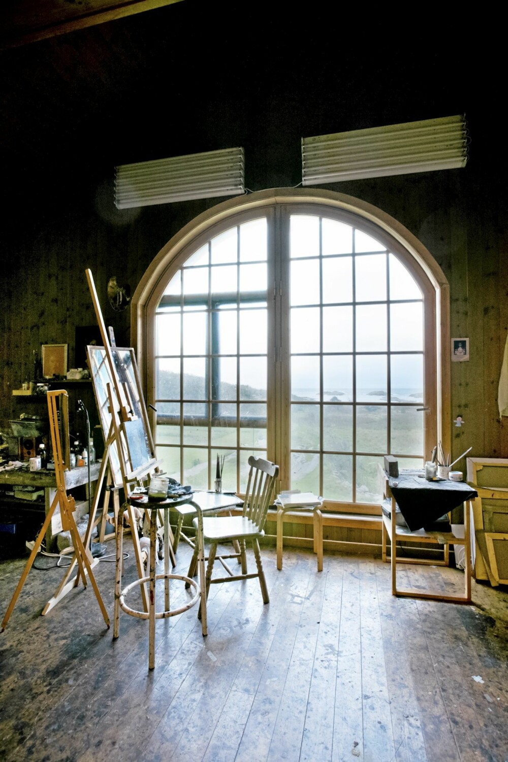 FRITTSTÅENDE ATELIER: Bygget i 2006. Stort arbeidsrom med innvendig balkong og luftige 5 meter under taket. Heltre gulv, panelte vegger. Et flott atelier til en flott kunstner. FRITTSTÅENDE ATELIER: Bygget i 2006. Stort arbeidsrom med innvendig balkong og luftige 5 meter under taket. Heltre gulv, panelte vegger. Et flott atelier til en flott kunstner.