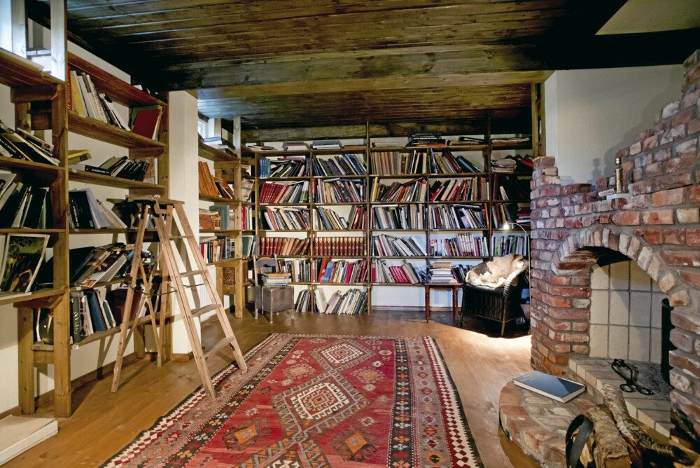 BIBLIOTEKET: I stua er det en åpen peis. Det samme finner man nede i biblioteket. BIBLIOTEKET: I stua er det en åpen peis. Det samme finner man nede i biblioteket.