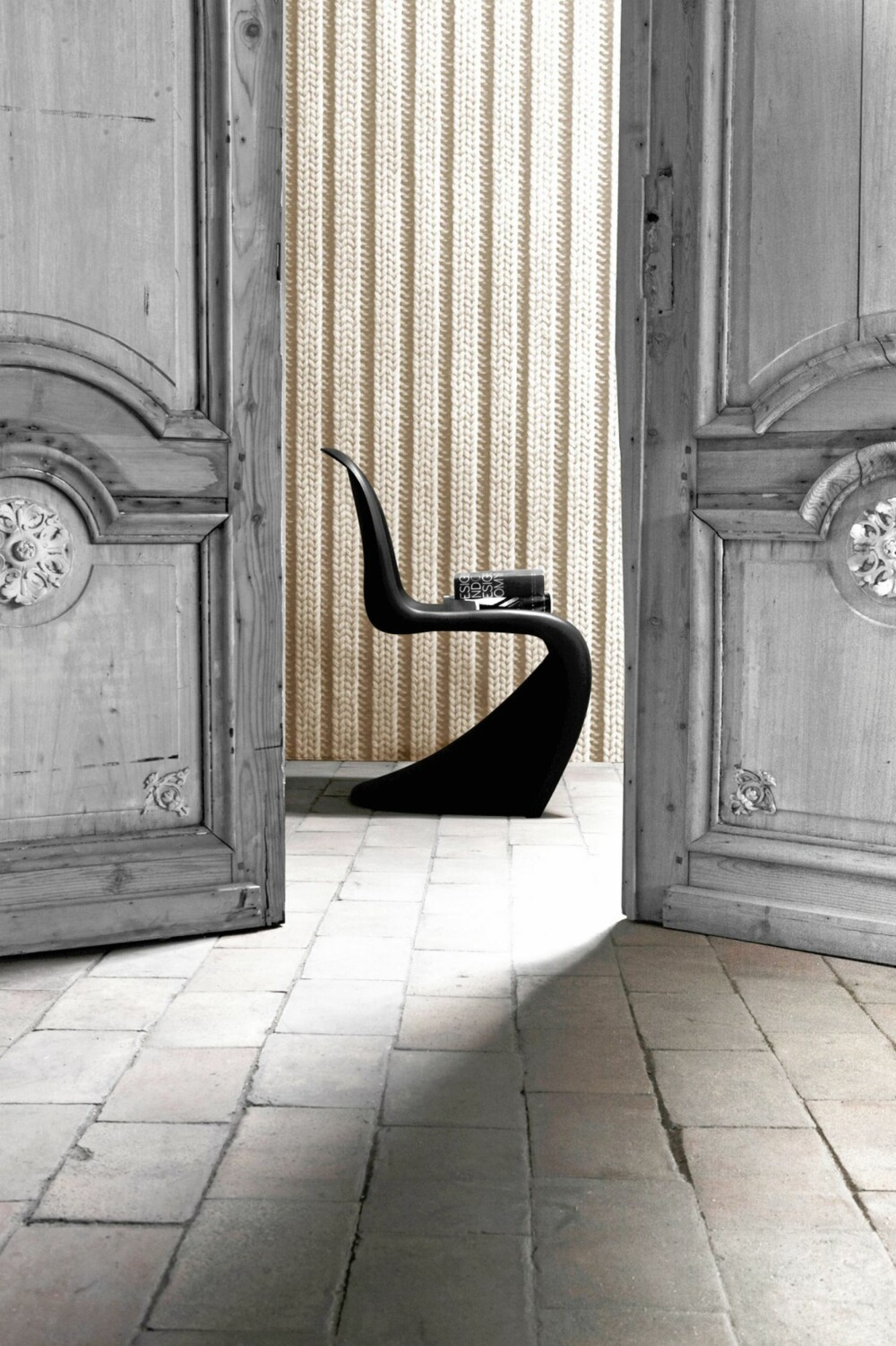STRIKK RETT PÅ VEGGEN. Imponer gjestene med strikket vegg, på couturedeco.com finner du flere varianter. Fordelene med å velge juksetapeter er flere, det er rimelig, tidsbesparende og det er lett å fjerne når du har behov for å fornye, det er tross alt bare en tapet. STRIKK RETT PÅ VEGGEN. Imponer gjestene med strikket vegg, på couturedeco.com finner du flere varianter. Fordelene med å velge juksetapeter er flere, det er rimelig, tidsbesparende og det er lett å fjerne når du har behov for å fornye, det er tross alt bare en tapet.